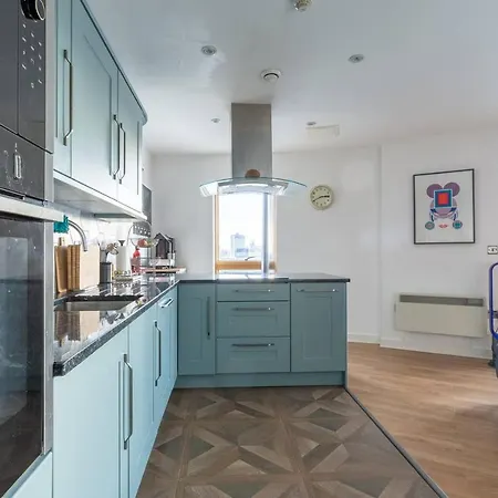 Immaculate Fantastic Central For 4 With Large Open Space Overlooking Апартаменты