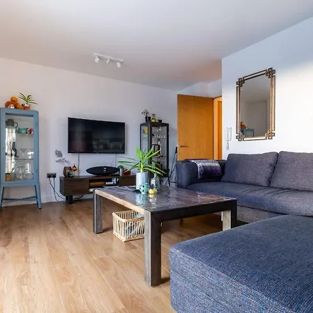 Immaculate Fantastic Central For 4 With Large Open Space Overlooking *