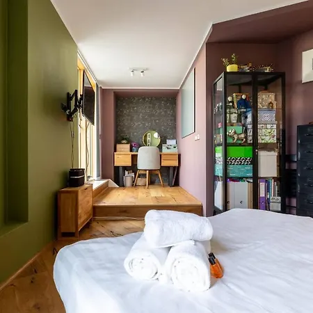 Апартаменты Immaculate Fantastic Central For 4 With Large Open Space Overlooking