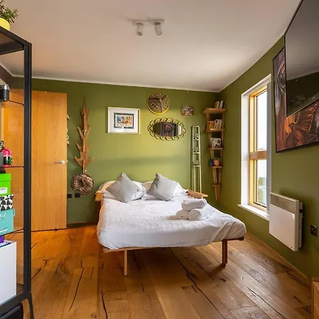 Immaculate Fantastic Central For 4 With Large Open Space Overlooking * Манчестер