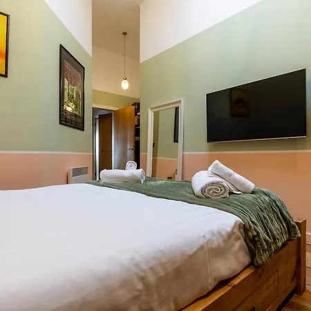 Апартаменты Immaculate Fantastic Central For 4 With Large Open Space Overlooking *