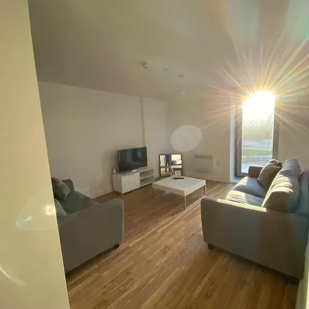 Spacious 3 Bedroom In Media City * Manchester
