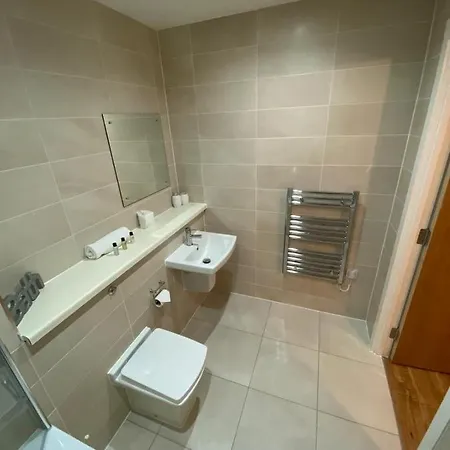 Manchester- City View, One Bedroom Apt, Media City Манчестер