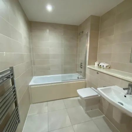 Spacious 3 Bedroom In Media City * Manchester