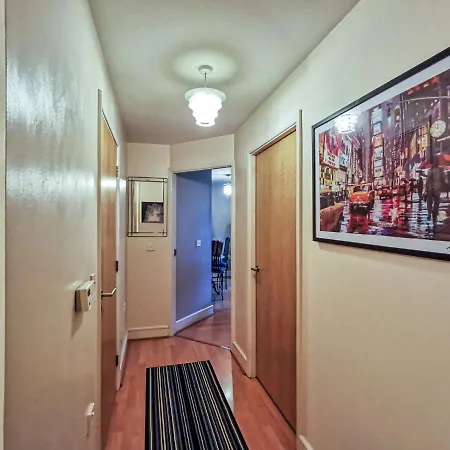Smart North Apt For 4 With Free Parking *