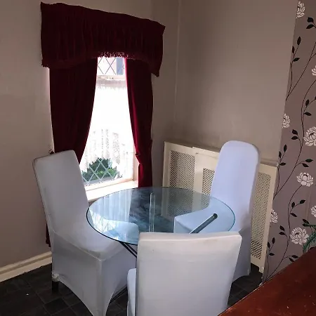 Cosy Moston M40