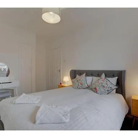 Gorgeous 3 Bed Near Airport Tatil Evi