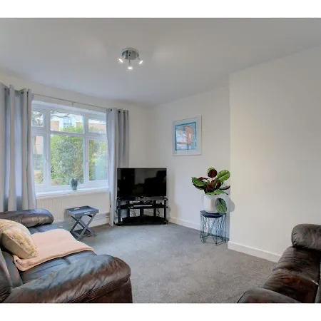 Gorgeous 3 Bed Near Airport Manchester