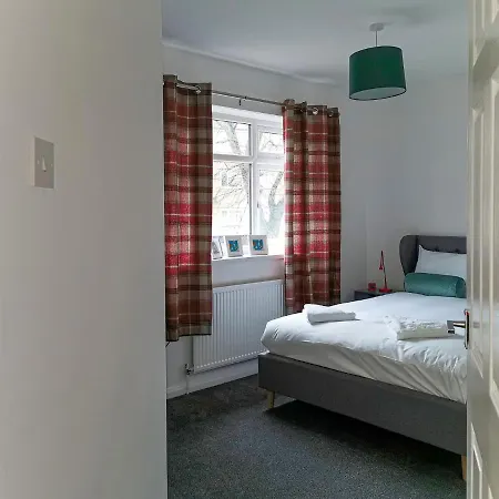Gorgeous 3 Bed Near Airport Holiday home *