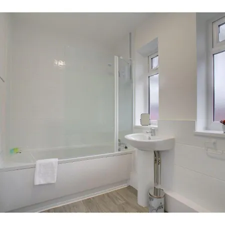 Tatil Evi Gorgeous 3 Bed Near Airport *