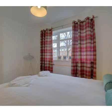 Gorgeous 3 Bed Near Airport Tatil Evi *