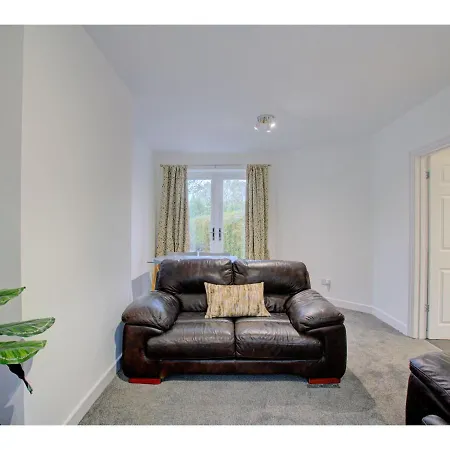 Gorgeous 3 Bed Near Airport *