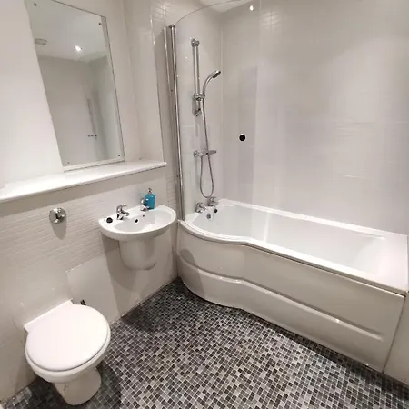 Two Bedroom Spacious Apartment Manchester