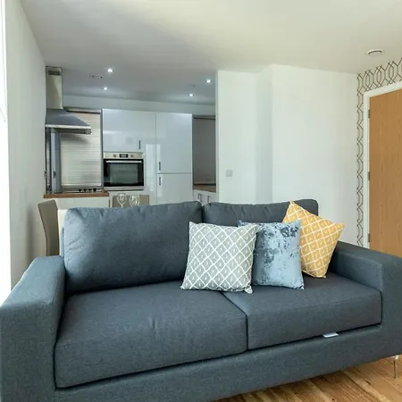 Bright In Media City With Stunning Views Of The City Apartment *