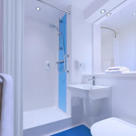 Travelodge Central 3*