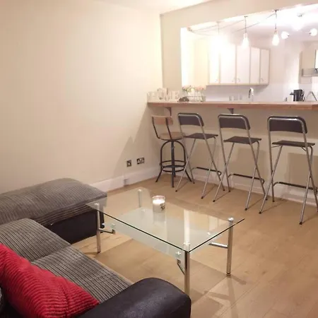 You'll Love This Large Town House Апартаменты