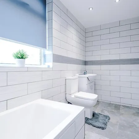 Nelson House- Sleeps 9-parking Holiday home *