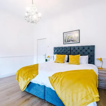 Nelson House- Sleeps 9-parking Manchester