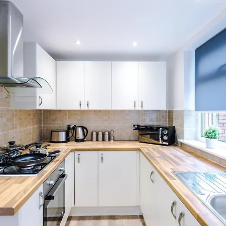Holiday home Nelson House- Sleeps 9-parking *