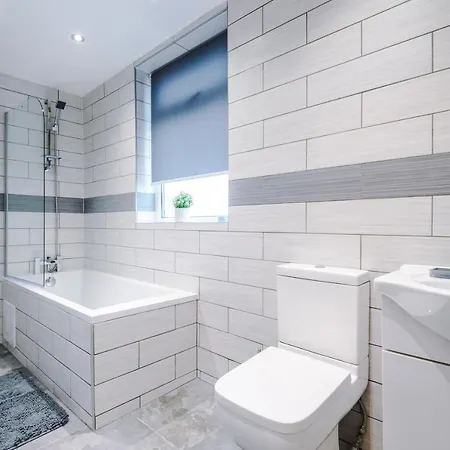 Nelson House- Sleeps 9-parking * Manchester