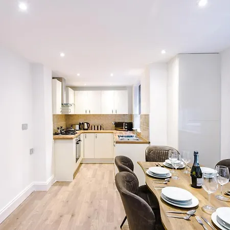 Holiday home Nelson House- Sleeps 9-parking