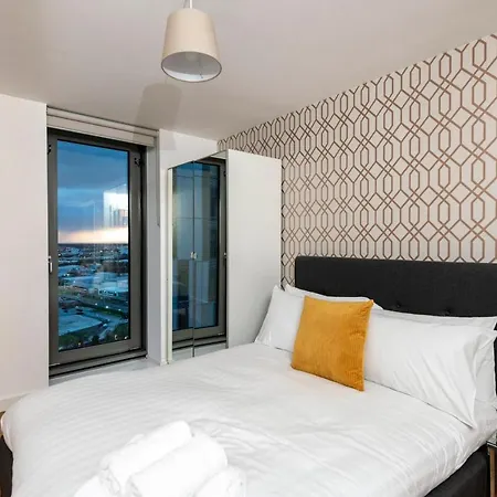 Bright In Media City With Stunning Views Of The City *
