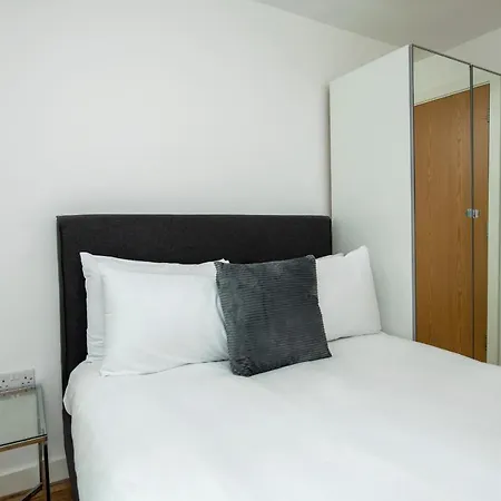 Bright In Media City With Stunning Views Of The City Manchester