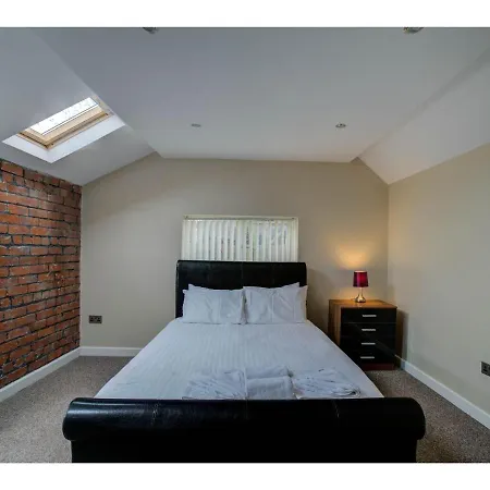 Large Top Floor Pad, Perfect For Up To 8. Nq, Mcr! מנצ'סטר