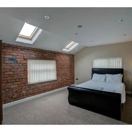 Large Top Floor Pad, Perfect For Up To 8. Nq, Mcr! Manchester
