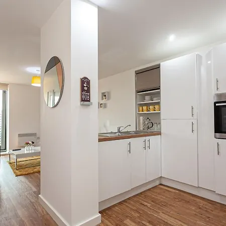 X1 Media City 3 Bedroomed Free Wifi & Free Parking *