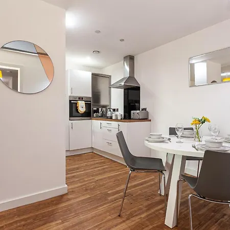 Apartment X1 Media City 3 Bedroomed Free Wifi & Free Parking