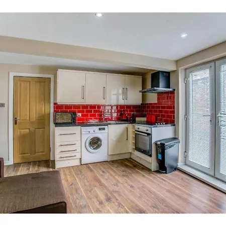 Perfect Pad For A Night Out, Up To 4. Nq, Mcr!