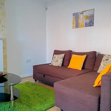 Airport Lounge - 3 Bed - 6 Persons Apartment