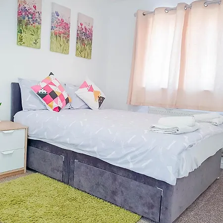 Airport Lounge - 3 Bed - 6 Persons