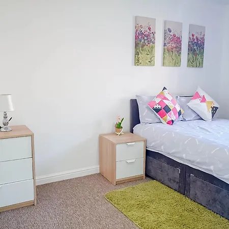 Airport Lounge - 3 Bed - 6 Persons Manchester