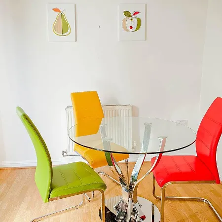 Airport Lounge - 3 Bed - 6 Persons * Manchester