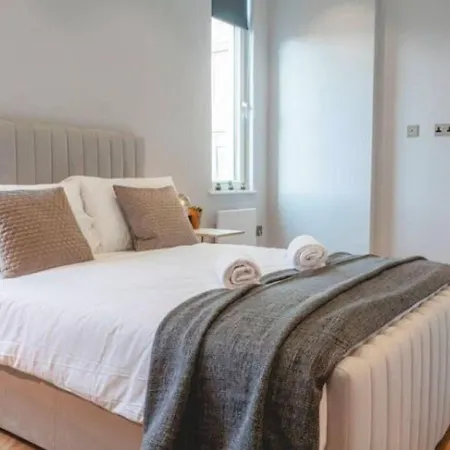 Classy Holiday In Near Piccadily Манчестер