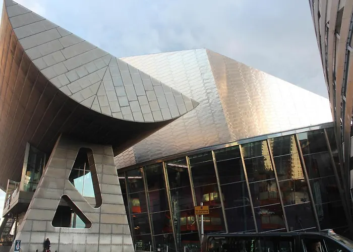 Esquire Media شقة *