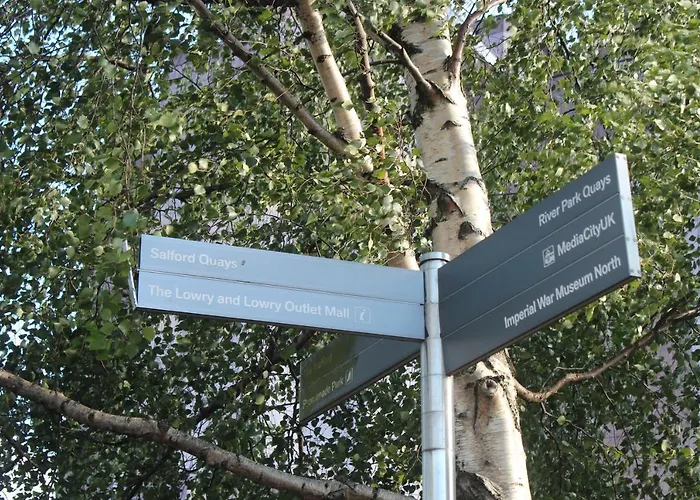 Esquire Media مانشستر