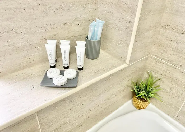 Convenient Centre 3bd With Free Parking *