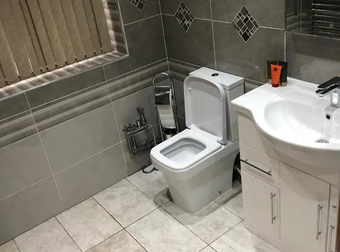 Nocleg ze śniadaniem Big Rusholme With Tv And Private Bathroom-parking&wifi