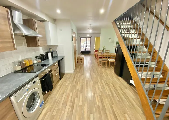 Spacious 5 Bed Townhouse Manchester, Salford Qauys - Two Bedroom With Parking Apartament