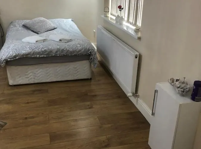 Big Rusholme With Tv And Private Bathroom-parking&wifi Manchester