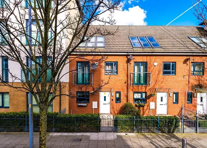 Bright&modern Contractor House By Niji Short Manchester