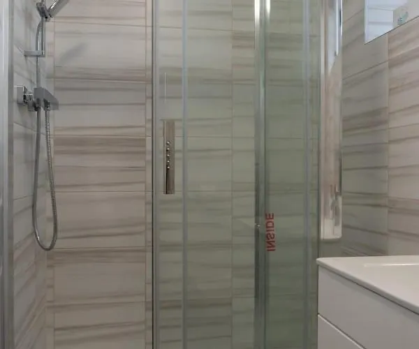 Gorgeous Ground Floor + Free Parking *