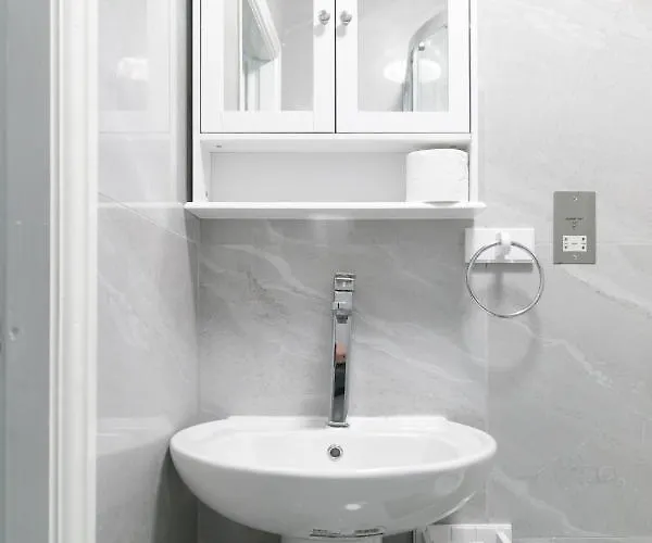 Апартаменты Cheetham Hills *