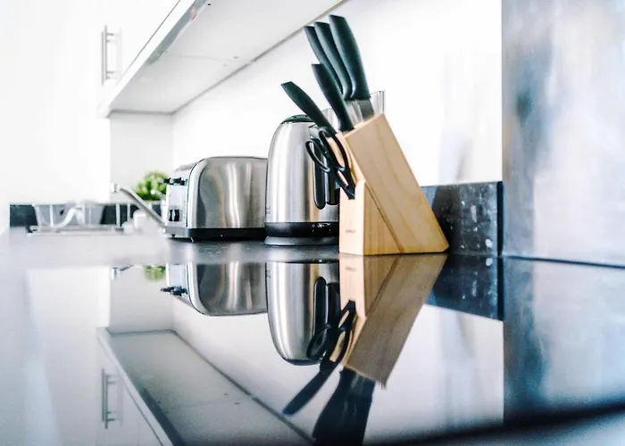 2 Bedroom Hosted By Mcr Dens *