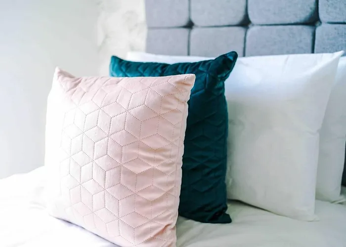 2 Bedroom Hosted By Mcr Dens