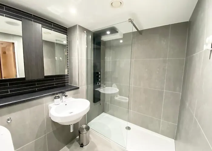 Cosy Centre Location, Hydro Massage Showe Manchester