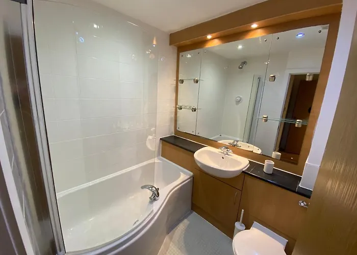 Large 5-bed Centre Townhouse With Secure Parking